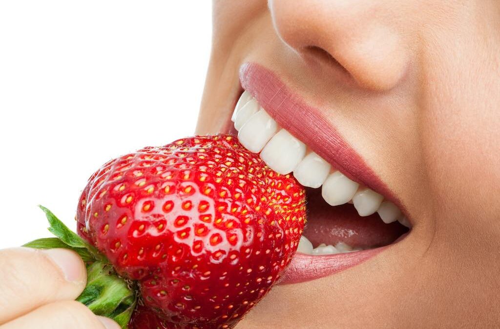 5 alimentos que blanquean los dientes