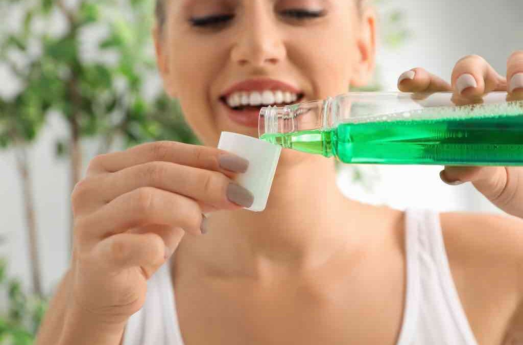 Mejora tu salud bucal con colutorios: Todo lo que debes saber