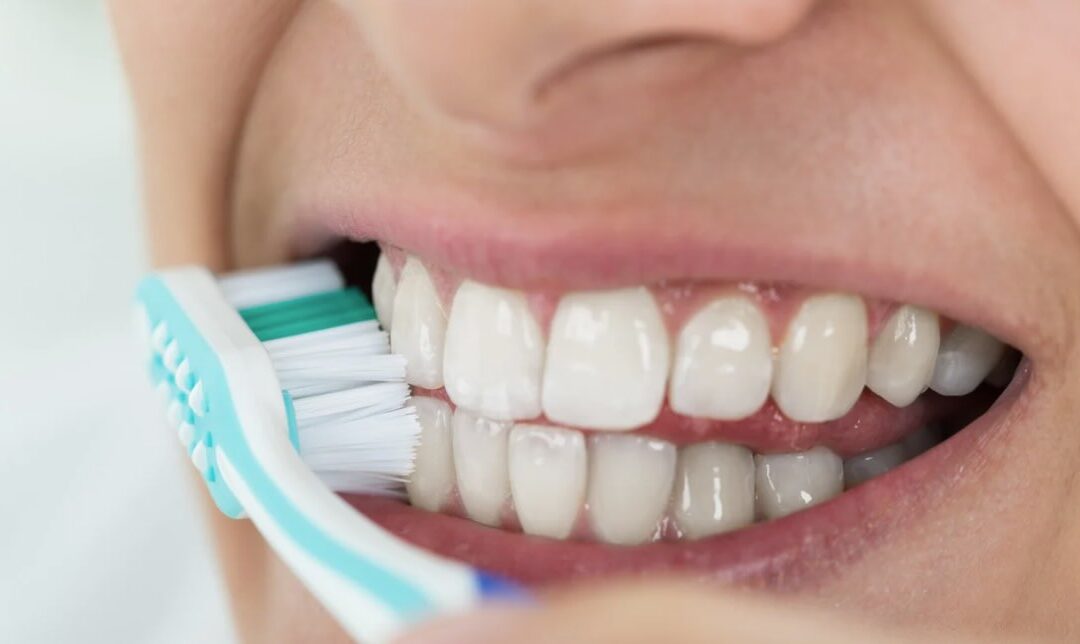 Errores comunes después de cepillarte los dientes (y cómo evitarlos)
