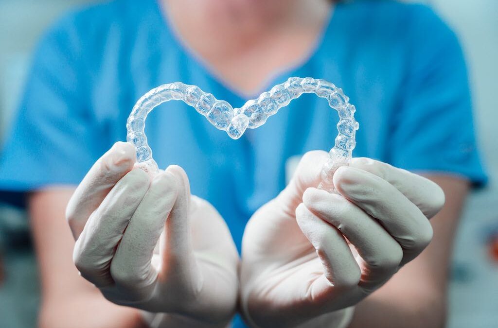 ¿Qué son y para qué sirven los retenedores dentales?